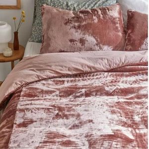Urban Outfitters Skye Velvet Duvet Cover in Full/Queen Rose